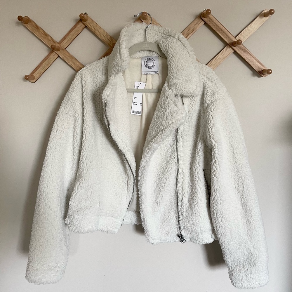 Urban outfitters crème colored Sherpa jacket. Never worn, tag still on!